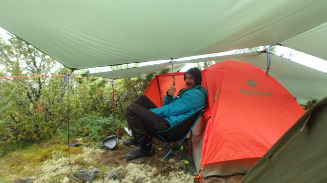 Tennispallot tuolin jaloissa on mukava pitää sadetta.