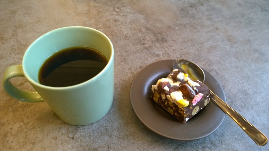 Kuppi kahvia ja leivos - sitten vaan ajatusten siivin tulevien retkien maisemiin.